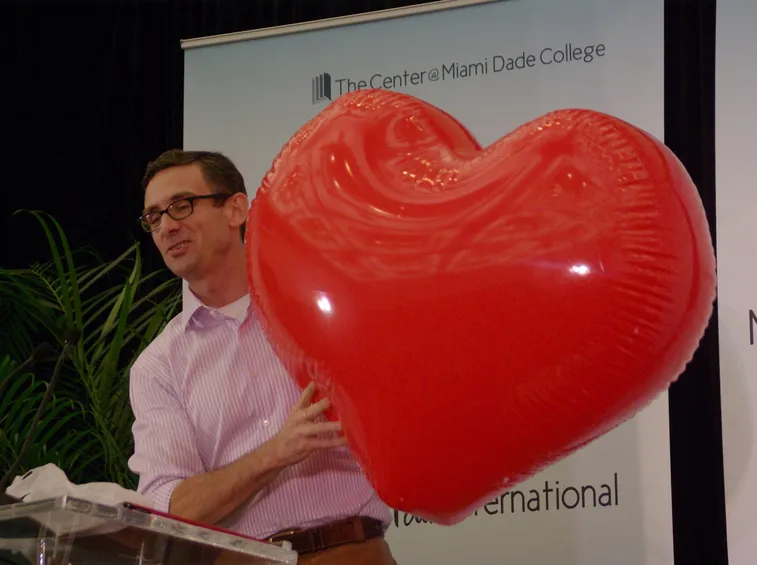 Palahniuk con cuore rosso